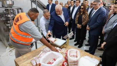 وزيرا التنمية والزراعة ومحافظ الوادي الجديد يتفقدون محطة غربلة وإعداد التقاوي والوحدة الاقتصادية المركزية للمعدات الثقيلة بالخارجة