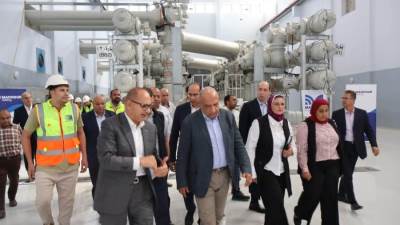  وزير الكهرباء والطاقة المتجددة يتفقد محطة محولات عيون موسى