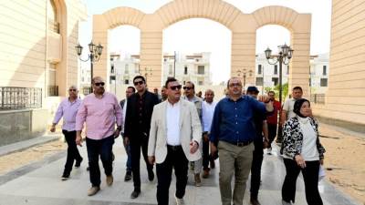 وزير الإسكان يتفقد سير العمل في الحى السكني الخامس "جاردن سيتي الجديدة" بالعاصمة الإدارية الجديدة