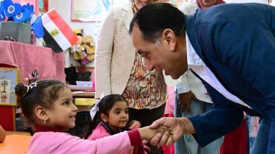 رئيس الوزراء يغير مسار جولته بمحافظة السويس ويتفقد مدرسة "محمد حافظ" الابتدائية