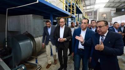 رئيس الوزراء يفتتح مصنع "سيناي للمستلزمات الطبية" لتوطين صناعة القفازات الطبية