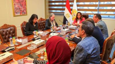 وزيرة التنمية تبحث مع لجنة التقييم المستقل التابع لمجموعة البنك الدولي نتائج برنامج التنمية المحلية بصعيد مصر