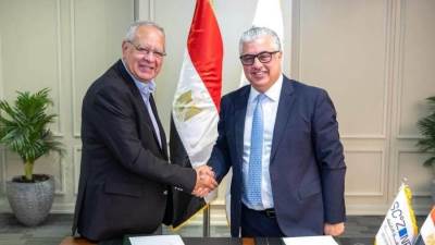 رئيس "اقتصادية قناة السويس" يوقع عقود 3 مشروعات باستثمارات تتخطى 75 مليون دولار