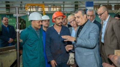وزير الإنتاج الحربى يتابع سير العملية الإنتاجية بشركة حلوان للصناعات الهندسية