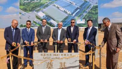 رئيس اقتصادية قناة السويس ونائب محافظ الإسماعيلية يشهدان وضع حجر أساس مشروعي "توب نيو للملابس الجاهزة" و "توب كريديت للمنسوجات" بالقنطرة غرب