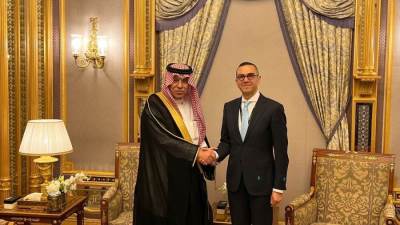 وزير الاستثمار والتجارة الخارجية يبحث مع وزير التجارة السعودي تعزيز العلاقات الاستثمارية والتجارية بين البلدين 