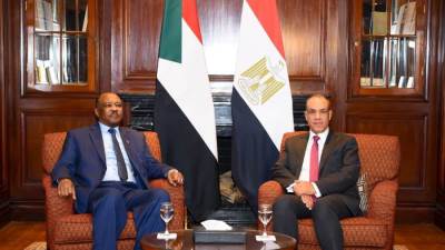 وزير الخارجية يستقبل نظيره السوداني لبحث التعاون