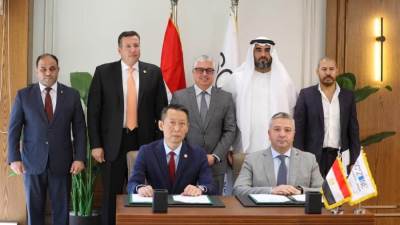 رئيس اقتصادية قناة السويس يشهد توقيع بروتوكول تعاون استراتيجي بين مجموعة "كيميت للصناعات" ومجموعة "القلعة – رد فلاج" بمنطقة السخنة الصناعية