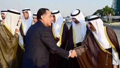 رئيس الوزراء يستقبل نظيره الكويتي بمطار القاهرة الدولي