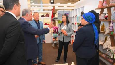 وزيرة التضامن تتفقد جناح معرض "ديارنا للحرف اليدوية والتراثية" بمطار شرم الشيخ الدولي