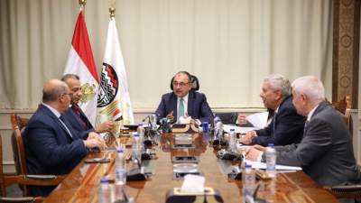 وزير قطاع الأعمال العام يبحث مع نقيب أطباء الأسنان آليات تأمين احتياجات السوق من بنج الأسنان والمستلزمات الطبية من خلال "القابضة للأدوية"