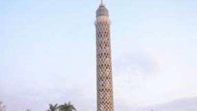 تزيين برج القاهرة بعلم مصر وإضاءته بعبارة افتتاح المتحف المصري الكبير
