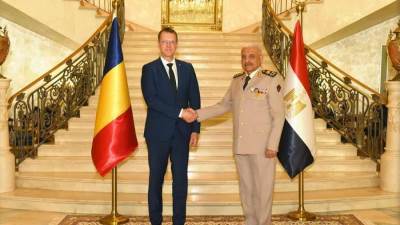 الفريق أول عبد المجيد صقر يلتقى وزير الدفاع الرومانى