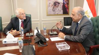 وزير الكهرباء يبحث مع رئيس مجموعة "كوبولوزيس اليونانية" تطور الأعمال في مشروع الربط الكهربائي المصري اليوناني