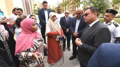 وزير الإسكان يُسلم عددًا من عقود وحدات المبادرة الرئاسية "سكن لكل المصريين" بالإعلان الرابع عشر بمدينة حدائق أكتوبر