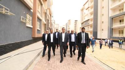 وزير الإسكان يتفقد الطرق ومشروع للإسكان المتوسط بمدينة حدائق أكتوبر