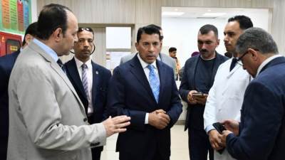 وزير الشباب والرياضة يطمئن على الحالة الصحية للزملاء مصابي حادث انقلاب ميني باص بطريق العاصمة الإدارية