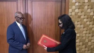 السفيرة المصرية تقدم صورة من أوراق الإعتماد لوزير خارجية الكاميرون