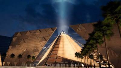 وزارة السياحة تنفي ترك أغطية بلاستيكية ممزقة حول سور المتحف المصري الكبير