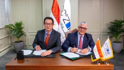 رئيس اقتصادية قناة السويس يوقع عقد مشروع "إتش أند إل" الكورية للملابس الجاهزة باستثمارات 12 مليون دولار