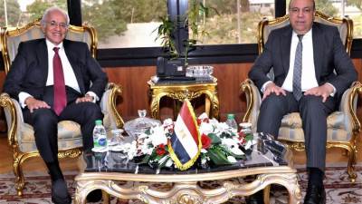 وزير الطيران يستقبل رئيس مجموعة "كوبيلوزوس" اليونانية لمتابعة فرص التعاون