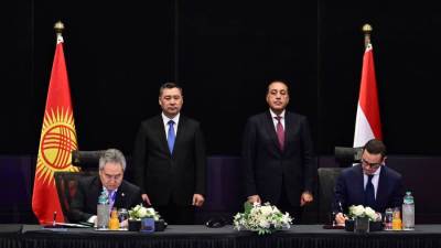رئيس الجمهورية القيرغيزية ورئيس الوزراء يشهدان توقيع عدد من الاتفاقيات لتعزيز التعاون بين البلدين