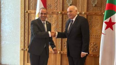 وزير الخارجية يلتقي نظيره الجزائري لبحث العلاقات الثنائية والقضايا محل الاهتمام المشترك