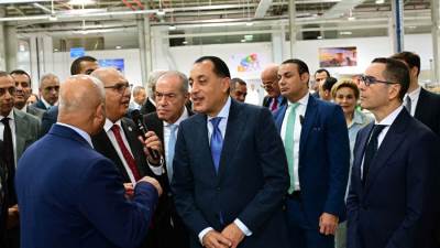 رئيس الوزراء يقوم بجولة تفقدية لمكونات المصنع