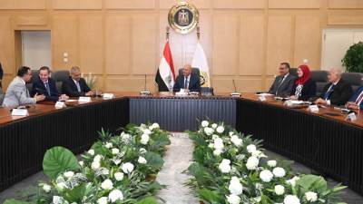 وزير الصناعة يشهد توقيع عقد بين "القاهرة للاستثمار" وشركة ليوني مصر لإقامة مجمع صناعي لإنتاج الضفائر والكابلات الكهربائية