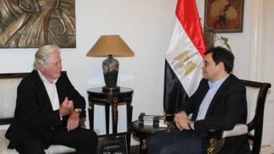 وزير الثقافة يلتقي الفنان الكبير حسين فهمي لبحث الترتيبات النهائية لانطلاق الدورة 46 من مهرجان القاهرة السينمائي الدولي