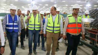 وزير قطاع الأعمال العام يتابع ميدانيا تقدم أعمال المرحلة الثانية من المشروع القومي لتطوير صناعة الغزل والنسيج