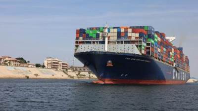  الفريق أسامة ربيع: "قناة السويس شهدت عبور سفينة الحاويات CMA CGM  BENJAMIN FRANKLIN أكبر سفينة حاويات تعبر القناة منذ عامين" 