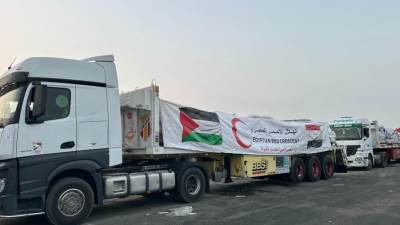 الهلال الأحمر المصري يطلق قافلة "زاد العزة" الـ 68 حاملة 280 ألف سلة غذائية ومستلزمات إغاثية إلى غزة