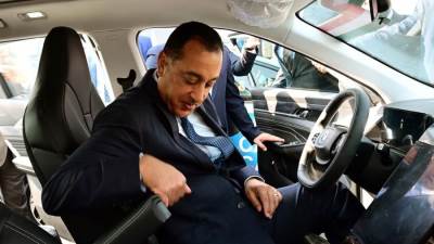 مدبولي يتفقد أول أتوبيس برمائي يتم الاتفاق على تصنيعه محليا في مصر والذي سيسهم في خدمة المجال السياحي بمصر