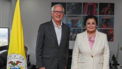 نائب وزير الصحة تبحث مع وزير صحة كولومبيا تبادل الخبرات في الرعاية الصحية الأولية وصحة الأم والطفل