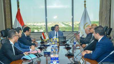 نائب وزير التموين يجتمع مع رئيس الشعبة العامة للمخابز للاطمئنان على انتظام عمل المخابز البلدية المدعمة