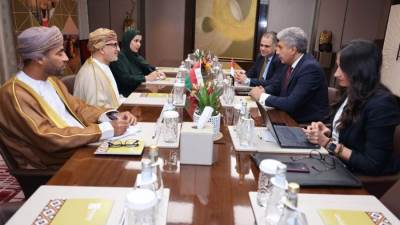 وزير السياحة والآثار يلتقي بوزير السياحة والتراث العُماني