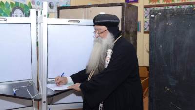 أسقف دشنا يدلي بصوته في انتخابات النواب .. ويدعو للمشاركة لاعتبارها واجبا وطنيا