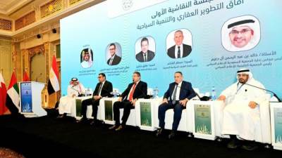 وزير الإسكان يشارك في الجلسة النقاشية "آفاق التطوير العقاري والتنمية السياحية" بمنتدى التجارة والاستثمار المصري / الخليجي