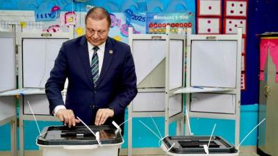 رئيس هيئة الاعتماد والرقابة الصحية يدلي بصوته في انتخابات مجلس النواب 2025