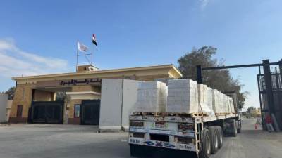 قافلة "زاد العزة" الـ70 تدخل إلى الفلسطينيين بقطاع غزة