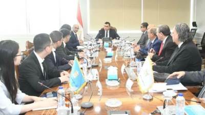 وزير الإسكان يلتقي وفداً من شركة جيانجسو فينجاي الصينية لبحث فرص التعاون بملف تحلية مياه البحر