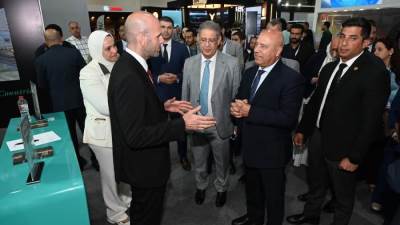 وزير الصناعة والنقل يتفقد قاعة شركات صناعة السيارات ومكوناتها والأجهزة المنزلية بالمعرض