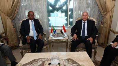 وزير الصناعة والنقل يعقد اجتماعًا مع وزير الصناعة والتجارة والمنافسة الجنوب إفريقي لبحث تعزيز التعاون المشترك في مجالي الصناعة والنقل