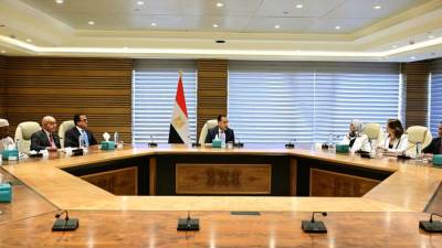 رئيس الوزراء يعقد لقاء بعدد من وزراء الصحة والتعليم ببعض الدول المشاركة في مؤتمر PHDC’25