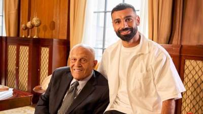 إهداء للأجيال القادمة من ڤودافون مصر.. لقاء تاريخي يجمع بين قامة الطب العالمي بروفسير مجدي يعقوب وأيقونة الرياضة محمد صلاح