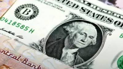 سيولة دولارية ضخمة تعزز مكاسب الجنيه المصري مقابل الدولار