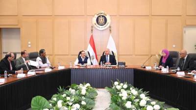 وزير الصناعة يبحث مع وزير الصحة والكيماويات والأسمدة الهندي سبل تعزيز التعاون