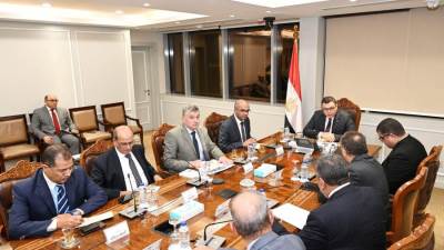 وزير الإسكان يتابع آخر مستجدات المشروعات التي تنفذها المقاولون العرب ضمن مبادرة "حياة كريمة"