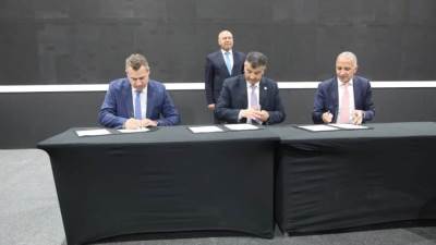 وزير الصناعة يشهد توقيع عقد إدارة وتشغيل شبكة القطار الكهربائى السريع بين الهيئة القومية للأنفاق واتحاد شركات "دويتشه بان ناشيونال أوبريشينز والسويدي إليكتريك"‏